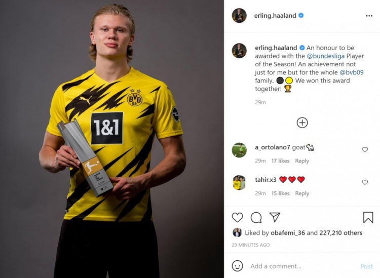 球员赛后把球鞋送给小球迷（赛后球员将球鞋赠与小球迷）