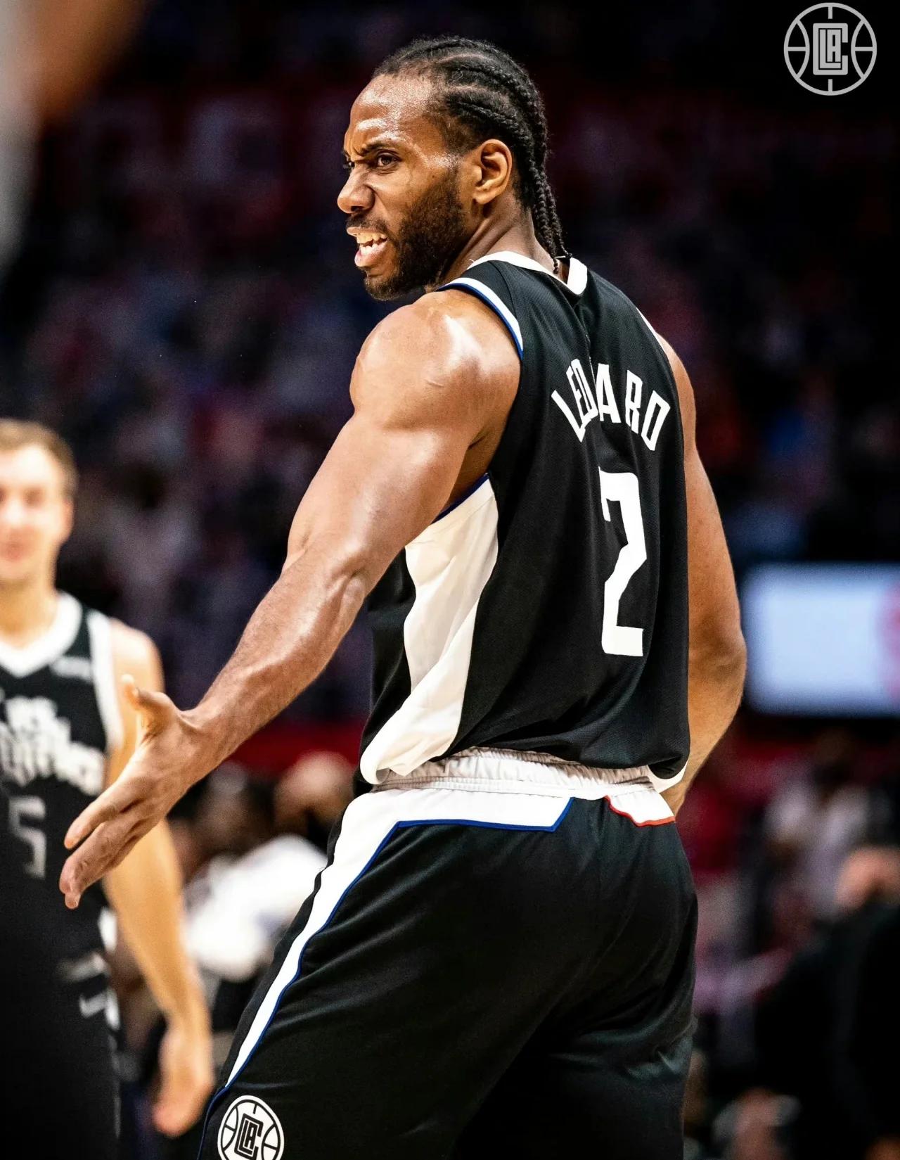 B费双响导演4-1大胜！曼联客场血洗垫底狼队，强势杀回前六（B费梅开二度导演4-1大捷！曼联客场横扫榜尾狼队，强势重返前六）