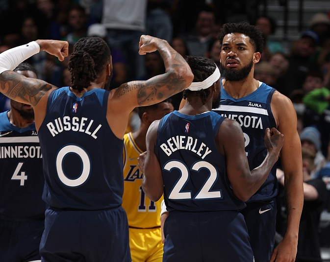 TA分析3-5-2阵型：从翼卫驱动到双锋美学，弱队逆袭制胜之道（深度解构3-5-2：翼卫引擎与双锋美学，弱旅逆袭的制胜密码）