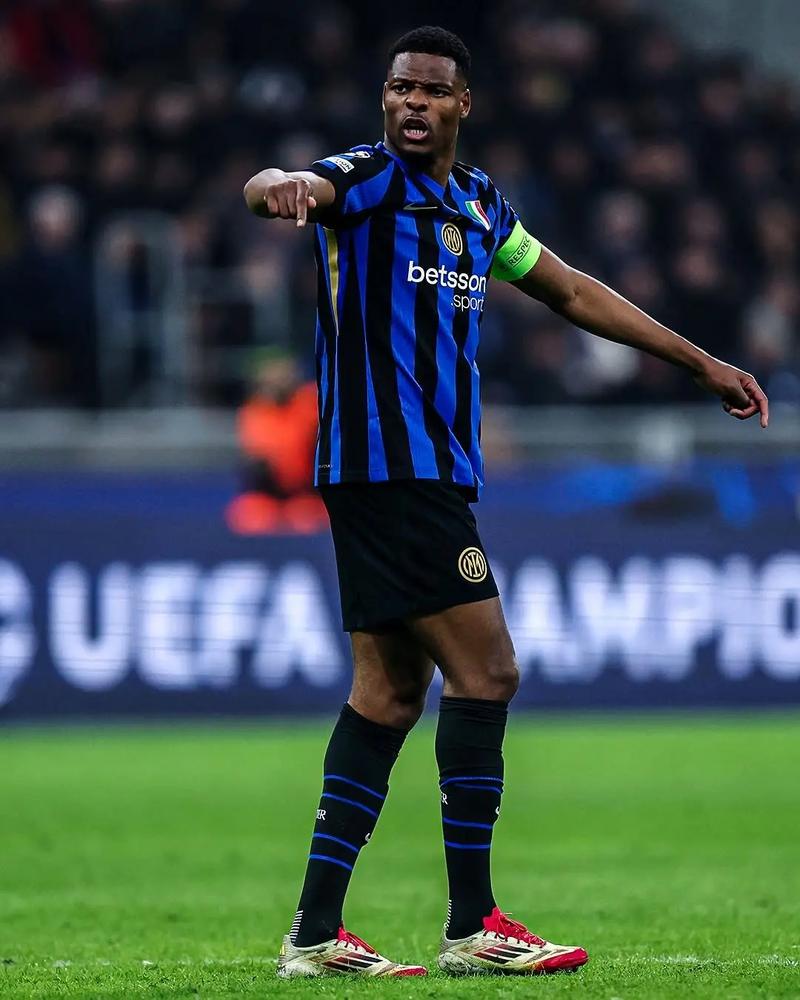 手感低迷！迪亚洛半场9中3&罚球4中1得到8分1板1助攻（状态欠佳！迪亚洛半场9投3中、罚球4罚1中，得到8分1板1助攻）