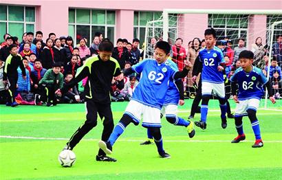 米体：泽林斯基出现轻微肌肉问题，可能不会出战比萨（米体：泽林斯基肌肉轻伤，出战比萨成疑）